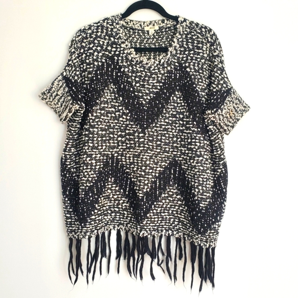 Short Sleeve Knit Pullover Sweater Poncho Top Black & White Zig Zag Chevron